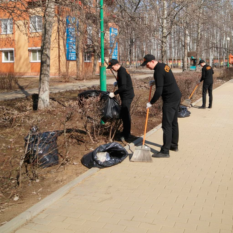 Уборка листьев в Великом Новгороде